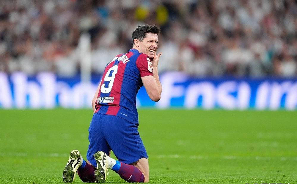 西甲星观察：莱万接受沙特巨额报价，巴萨面临抉择